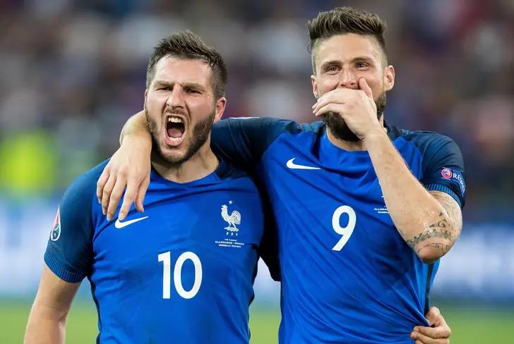 Gignac and Giroud with the French national team jersey. (Source: Esto)