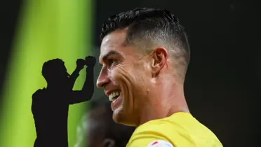 A mystery man next to Cristiano Ronaldo who smiles with an Al Nassr shirt.