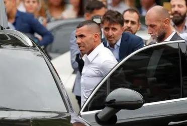 Carlos Tevez stopped at a station to fill up the tank of the imposing car he owns today. The image of the former Boca Juniors was captured in the city of Córdoba.