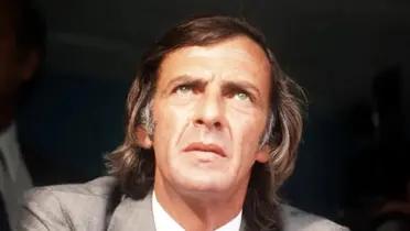 Cesar Luis Menotti observing his team as the head coach.