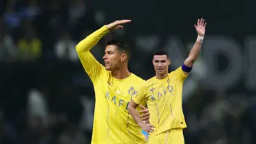 Cristiano Ronaldo put his hand up in anger and he also raises his hand with an Al Nassr shirt.