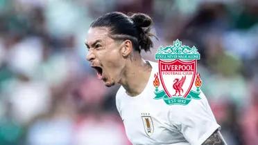 Darwin Nuñez screams with joy while wearing the Uruguay national team jersey and the Liverpool badge is next to him.