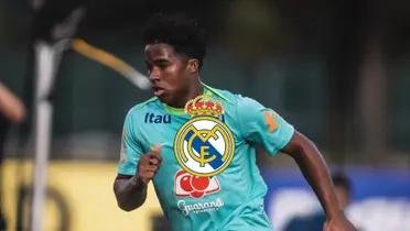 Endrick Felipe runs during training for the Brazilian national team as the Real Madrid badge is in the middle. (Source: Madrid Universal X)