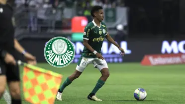 Estevão Willian dribbles the ball while playing for Palmeiras and the club badge is to the side of him. (Source: Mohxmmad X)