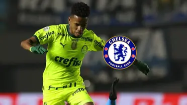 Estevão Willian dribbles while he wears the Palmeiras jersey and the Chelsea badge is next to him. (Source: EstevaoWillian7 X)