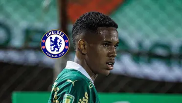 Estevão Willian looks to the side with a Palmeiras jersey while the Chelsea badge is next to him. (Source: Ginga Football X)