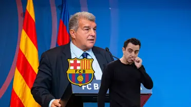 Joan Laporta speaks on a podium while Xavi Hernandez looks to the side and the FC Barcelona badge is next to them. (Source: Barca Universal X, Fabrizio Romano X)