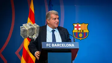 Joan Laporta speaks on an FC Barcelona podium as the club badge and a stack of cash is next to him. (Source: FC Barcelona)