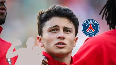 João Neves sings the Portugal national anthem while a mystery player is below him and the PSG badge is next to him. (Source: DeadlineDayLive X)