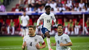 Kobbie Mainoo goes for the ball with England at the EUROS 2024 while Steven Gerrard and Frank Lampard is below him. (Source: Getty Images)