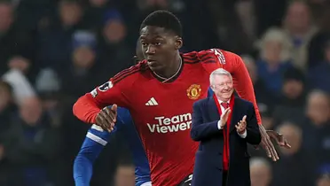 Kobbie Mainoo runs as he wears the Manchester United jersey while Sir Alex Ferguson smiles and claps. (Source: AP, BR Football X)