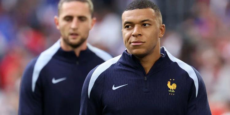 Incredible, Mbappé refuses to play with France and is caught partying