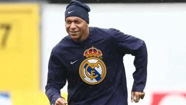 Kylian Mbappé smiles as he is training with the French national team and the Real Madrid badge is in the middle. (Source: KM10 Zone X)