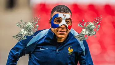 Kylian Mbappé wears a mask during the French training session and flying money is next to him. (Source: Fabrizio Romano X)