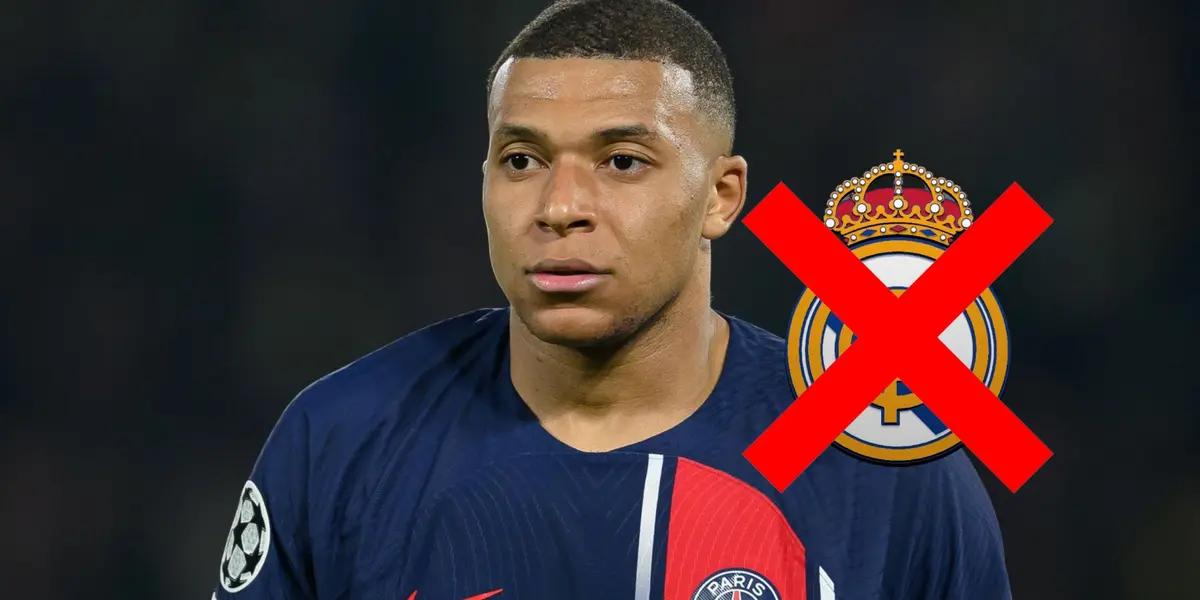 Kylian Mbappé with a PSG jersey worried during a game in the Champions League.