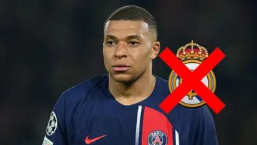 Kylian Mbappé with a PSG jersey worried during a game in the Champions League.