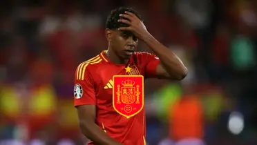 Lamine Yamal looks upset and puts his hand on his head as he wears the Spain jersey; the Spanish national team badge is in the middle. (Source: TUDN Mex X)