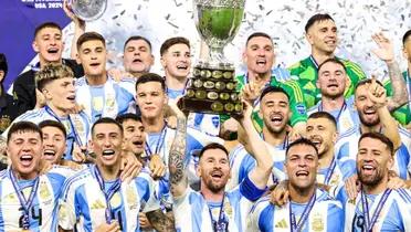 Lionel Messi and the rest of the Argentina national team celebrate with the Copa America trophy together. (Source: Messi Xtra X)