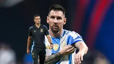 Lionel Messi fixes his armband as the captain while Lionel Scaloni walks with concern on his face. (Source: Getty Images)