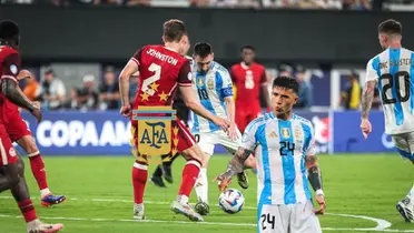 Lionel Messi is about to shoot the ball with Argentina while Enzo Fernandez looks tired with the Argentina jersey on and the Argentina national team badge next to him. (Source: Messi Xtra X)