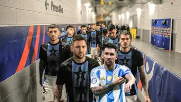 Lionel Messi leads the Argentina national team players while Messi looks worried with the Argentina jersey. (Source: Messi Xtra X)