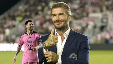 Lionel Messi smiles as he looks up and wears the Inter Miami jersey and David Beckham smiles and throws a thumbs up. (Source: Inter Miami X, LAPRESSE)