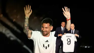Lionel Messi smiles at the Inter Miami presentation while Kylian Mbappé and Florentino Perez hold the number 9 Mbappé Real Madrid jersey. (Source: Getty Images, Real Madrid)
