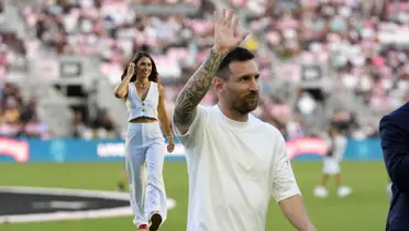 Lionel Messi waves to the Inter Miami fans while Antonela Roccuzzo walks with a white outfit. (Source: AP Photo, Instagram)
