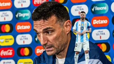 Lionel Scaloni talks in a press conference while Lionel Messi looks focused with an Argentina jersey on. (Source: Messi Xtra X)