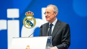 The Real Madrid badge is next to club president Florentino Perez as he talks on a podium. (Source: ActuFoot X)