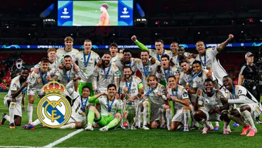 The Real Madrid squad takes a picture together with the Champions League trophy.
