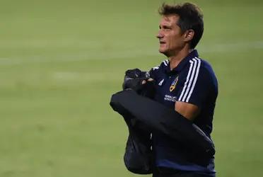 After eight years as a head coach, El Mellizo is having several issues leading Los Angeles Galaxy, last in the western conference.