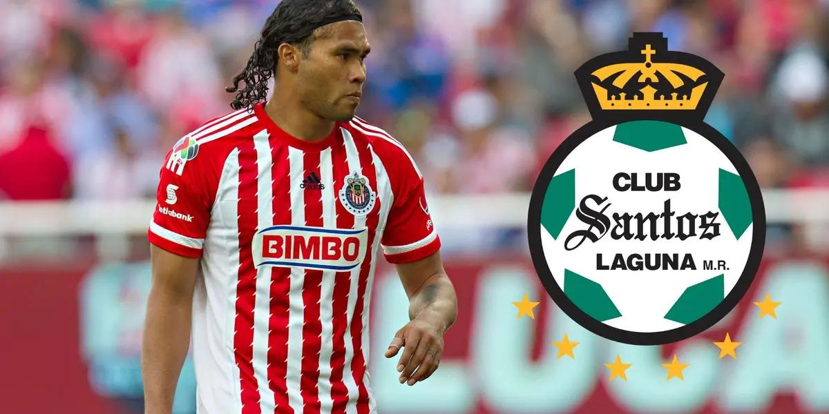 After the departure of Diego Valdés, Santos is looking for a midfielder and Carlos "Gullit" Peña could be the one.