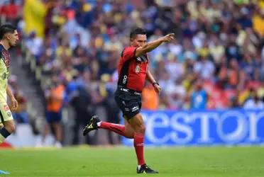 Antony Silva stopped the first kick of Diego Valdés.