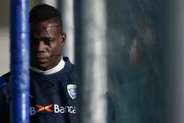 Balotelli visited the Scampia neighborhood on the outskirts of Naples, where he was photographed with two mafia bosses