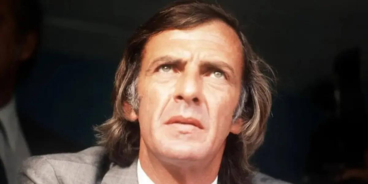 Cesar Luis Menotti observing his team as the head coach.