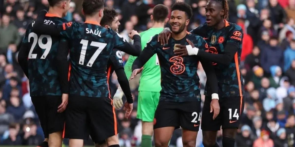 Chelsea thrashed Burnley 4-0 on matchday 28 of the Premier League. The goals were scored by Reece James, Kai Havertz -double- and Christian Pulisic.