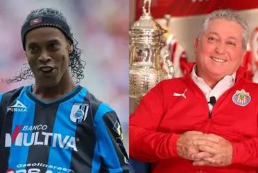 Chivas head coach, who once coached a controversial top player as Ronaldinho, is now facing a similar problem at Mexico.