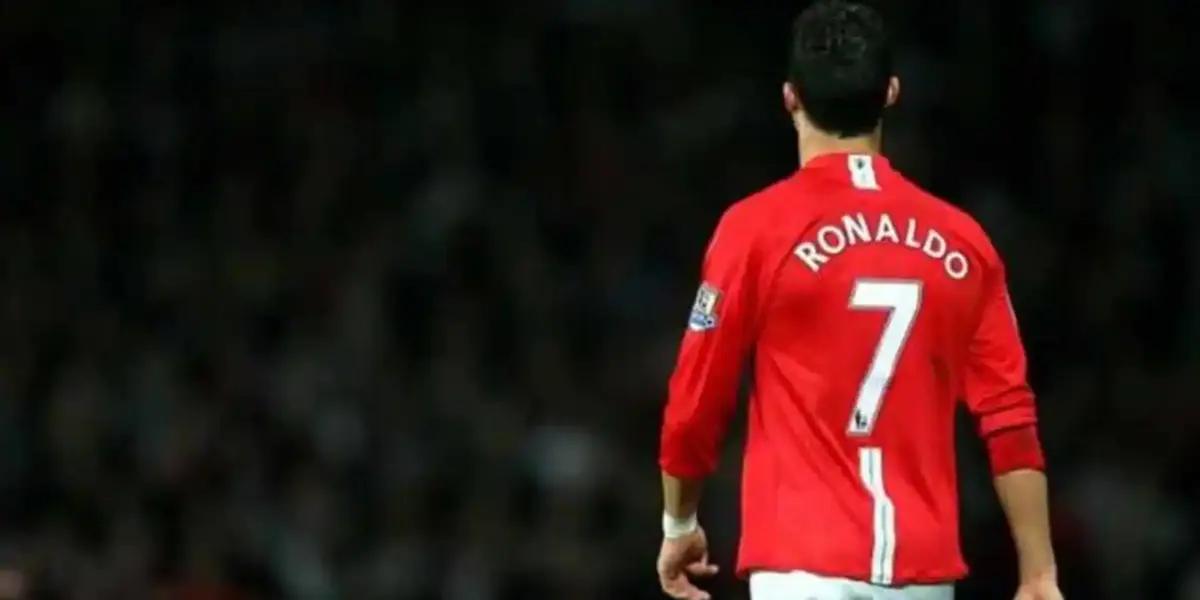 Cristiano Ronaldo will play for Manchester United and the controversy about which number he will wear on his back has already started, the 7, for now belongs to Cavani...