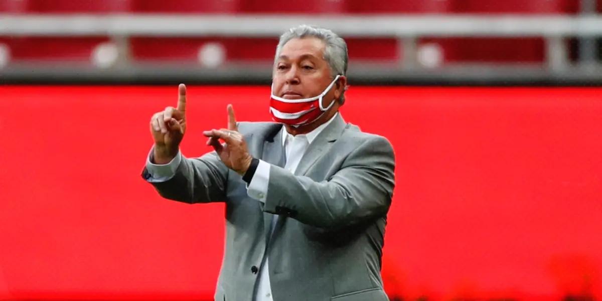 Cruz Azul defeated Chivas and generated a crisis in the local squad, after fans asking for an urgent resignation.