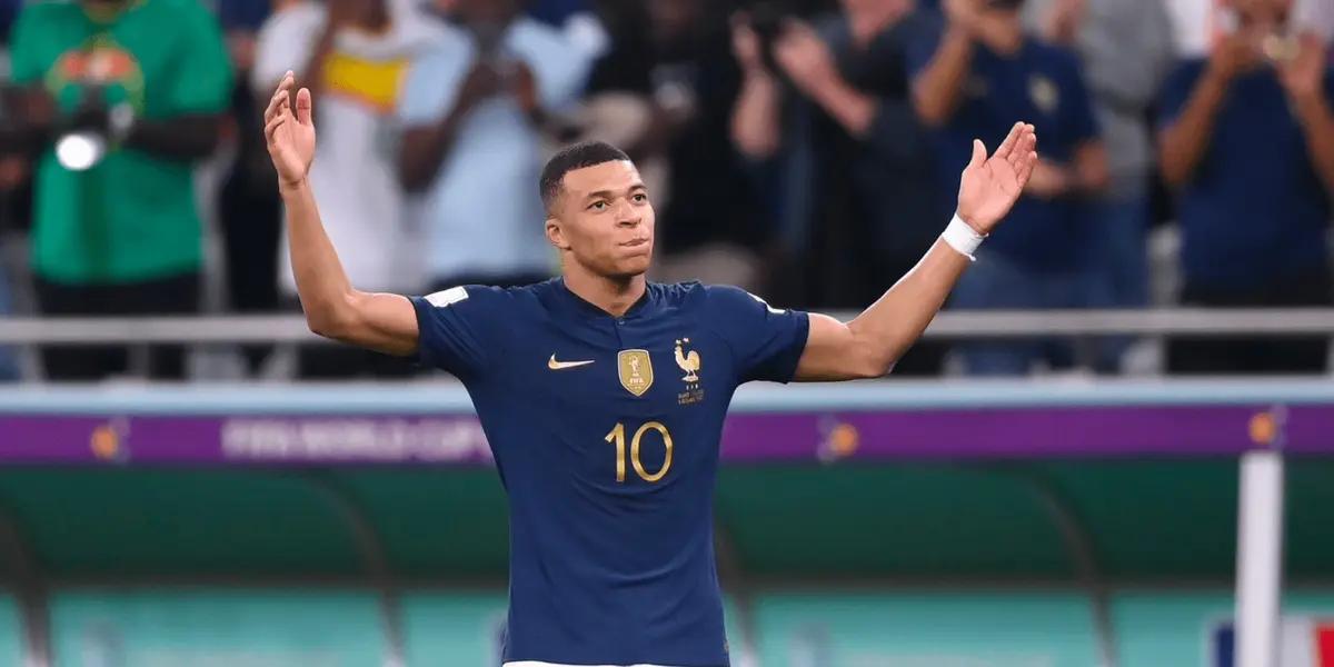 During the game between France and Poland, Argentine fans sang the popular song.