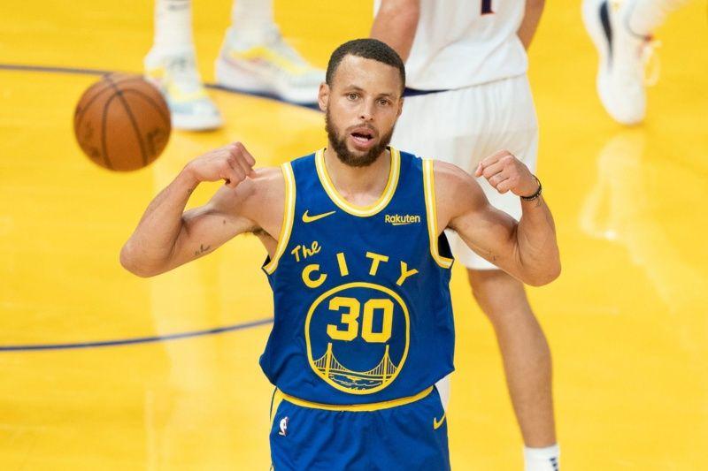 <strong>Stephen Curry signed a $215m 4-year contract extension with Golden State Warriors</strong>