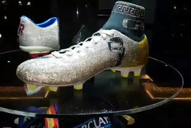 While Ronaldo wore shoes with diamonds, the price of Messi's new viral sneakers