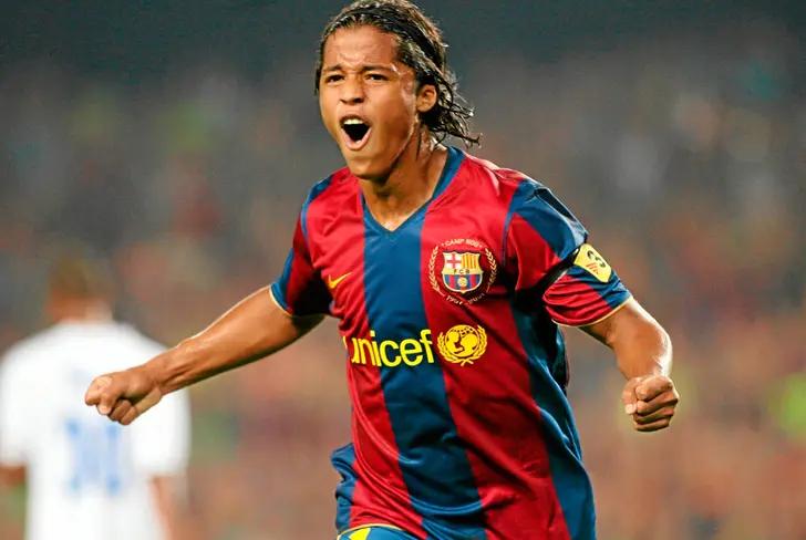 Giovani Dos Santos with the FC Barcelona jersey. (Source: Marca)