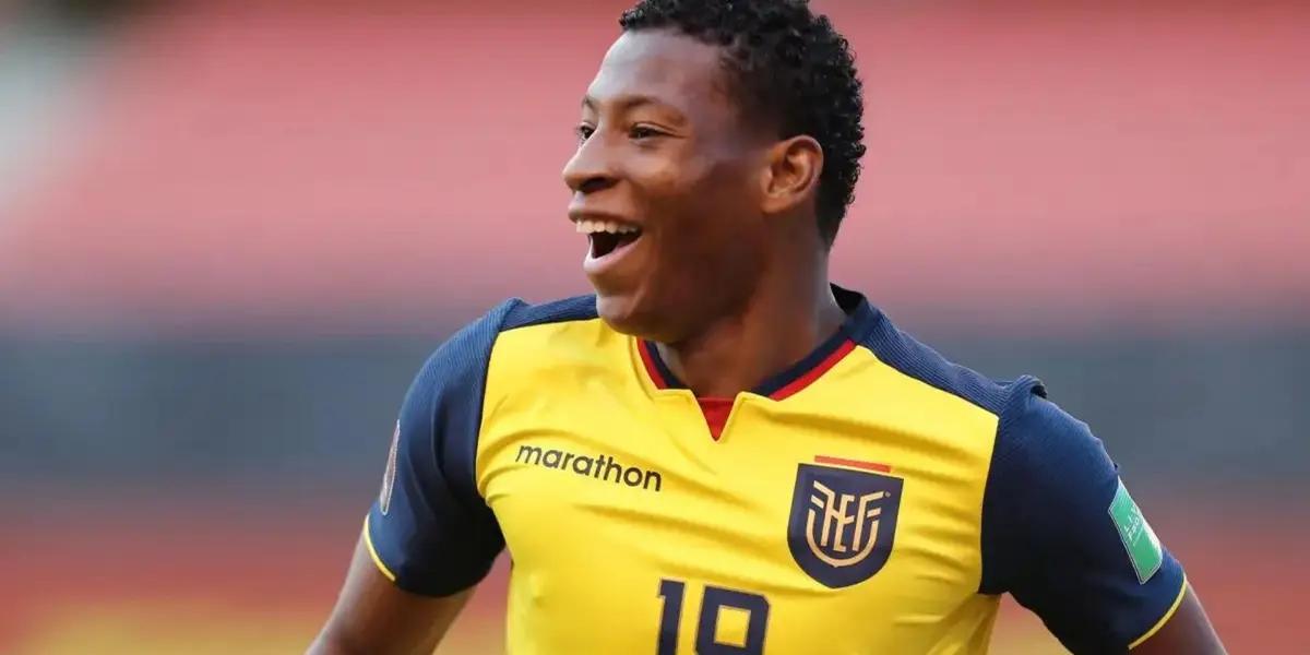 He currently plays in Real Valladolid, in Spanish second flight.