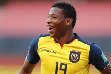 He currently plays in Real Valladolid, in Spanish second flight.