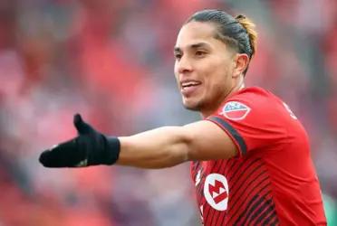 He engaged in a fight with Jorge Theiler during the Gold Cup.