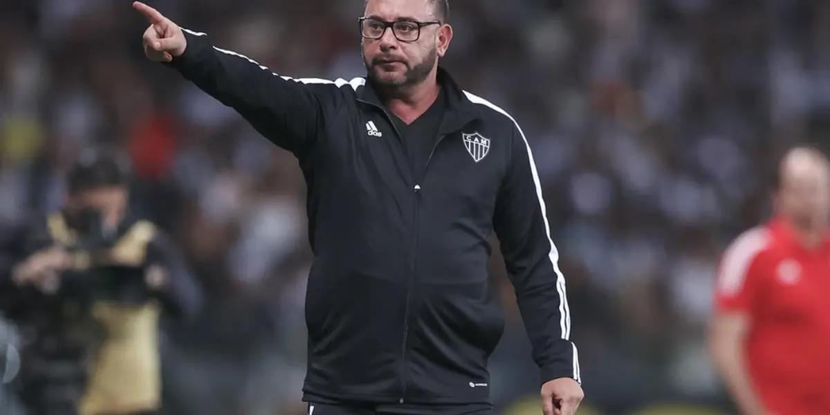 If Antonio Mohamed arrives at La Máquina Cementera, he would ask for a quality central defender, saying goodbye to Cata Domínguez.