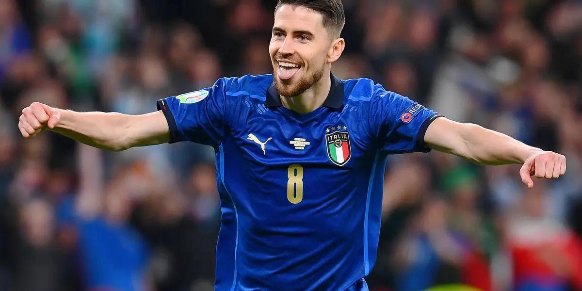 Jorginho is, without a doubt, one of the stars of world football, and today he established himself by converting, in a majestic and particular way, the last penalty of the Italian National Team, to achieve his pass to the final of the Euro Cup. However, in his love life he does not do as well as on the court.