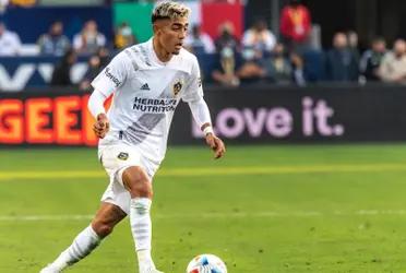 Julián Araujo plays for the LA Galaxy and has had a high level that draws attention